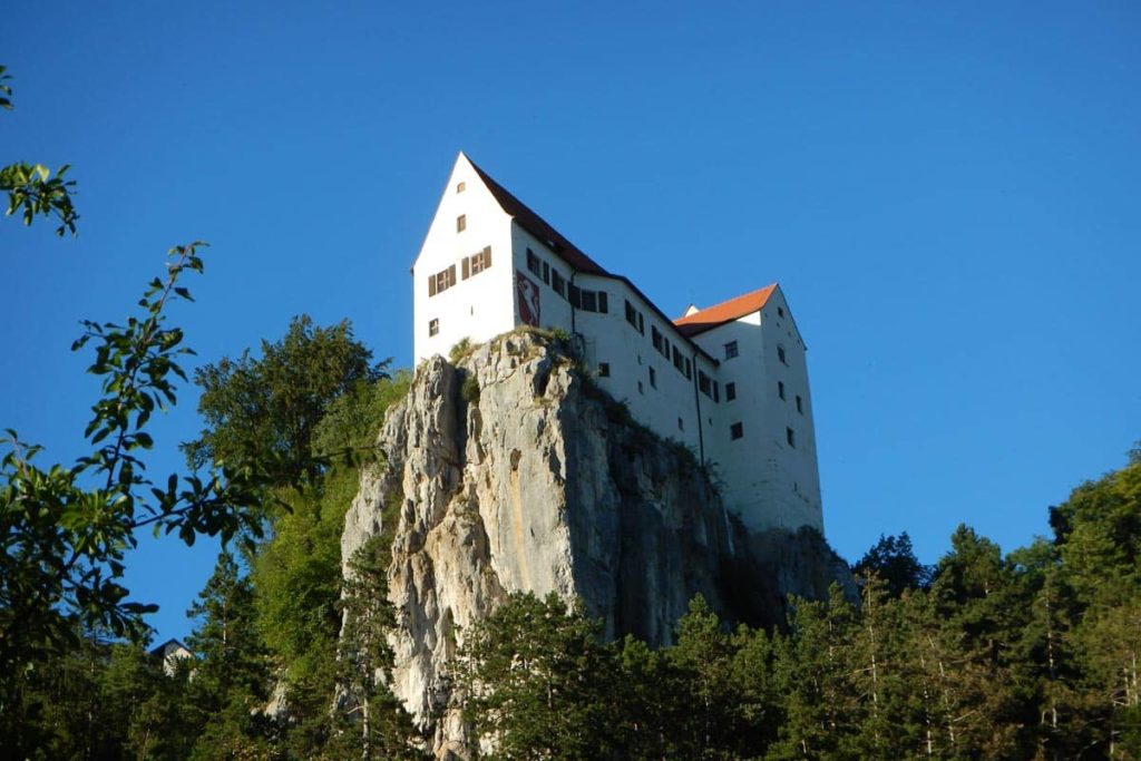 Die Burg Prunn auf dem Jurafelsen am Altmühltalradweg