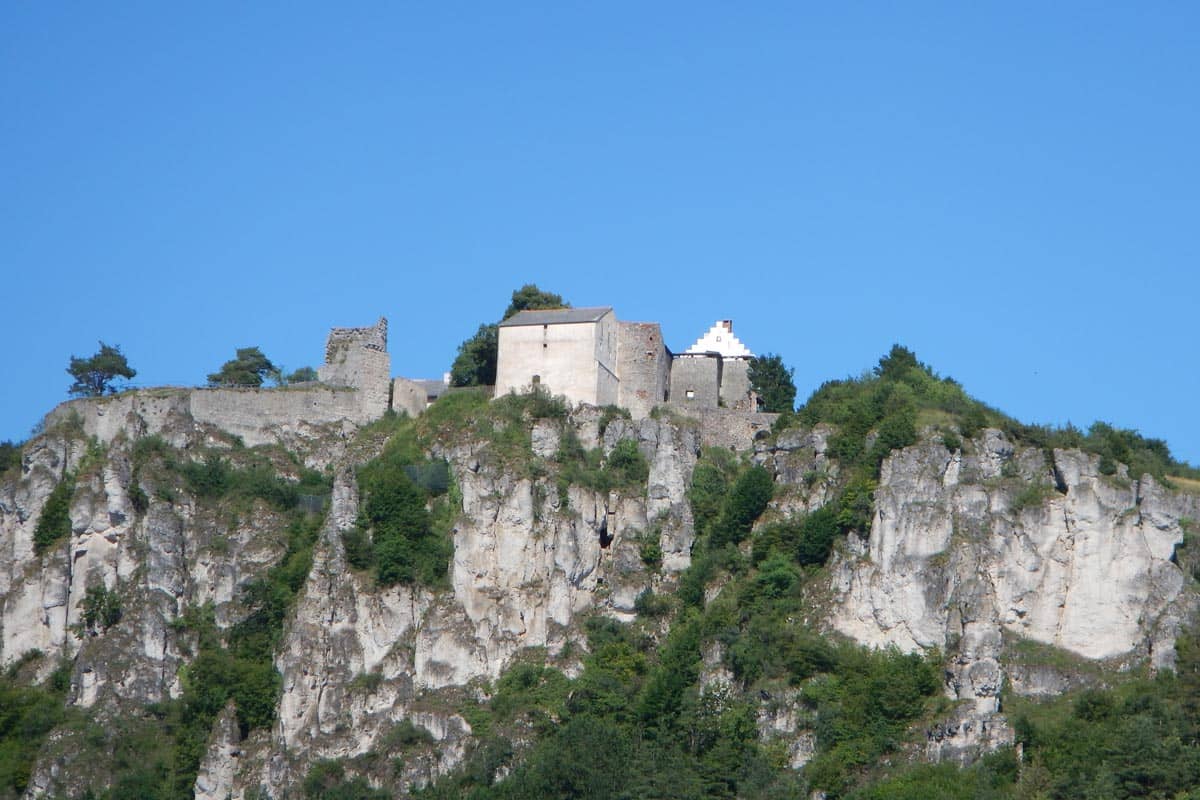 Steil über dem Ort Arnsberg ragt das Felsmassiv, auf dem die Burgruine Arnsberg thront.
